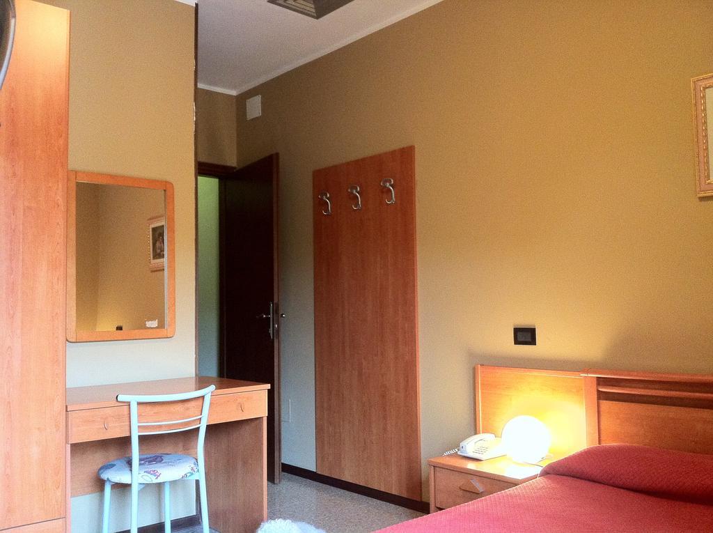 Hotel Grizzino Montereale Valcellina Camera foto